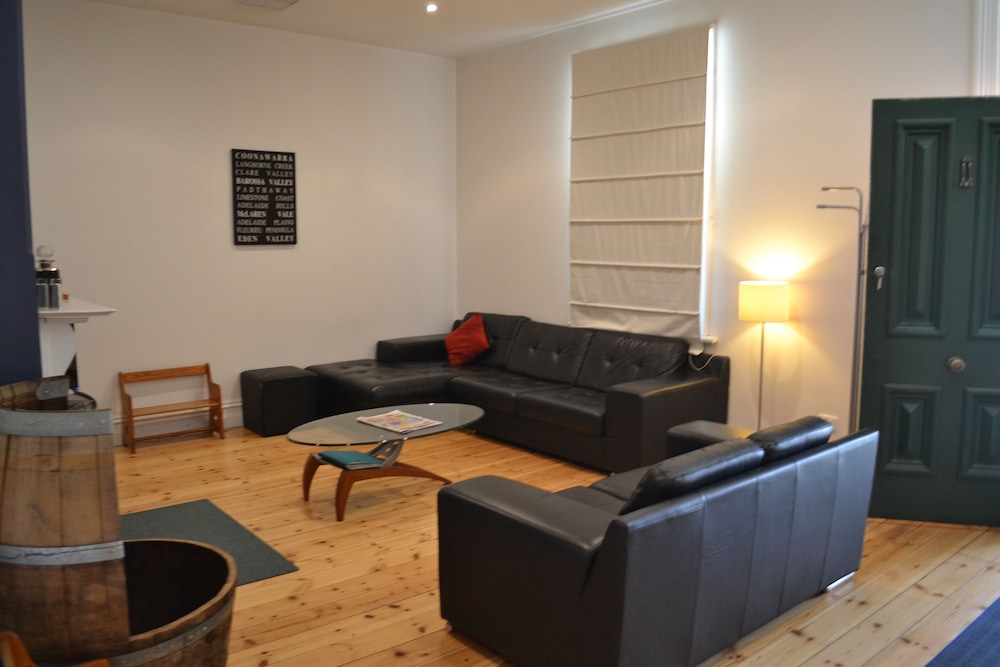 Tin House Escape – Multi Bedroom Apartment photo 3
