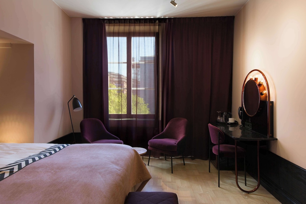 Room, 1 Queen Bed, View (Spacious)