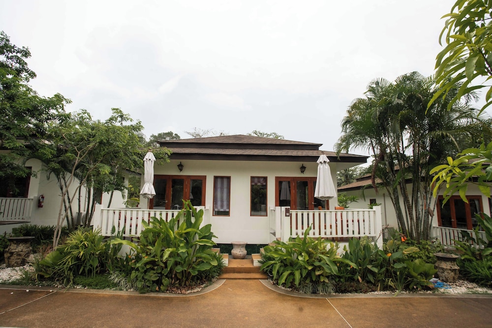Superior Cottage, 1 Queen Bed, Garden View photo 3