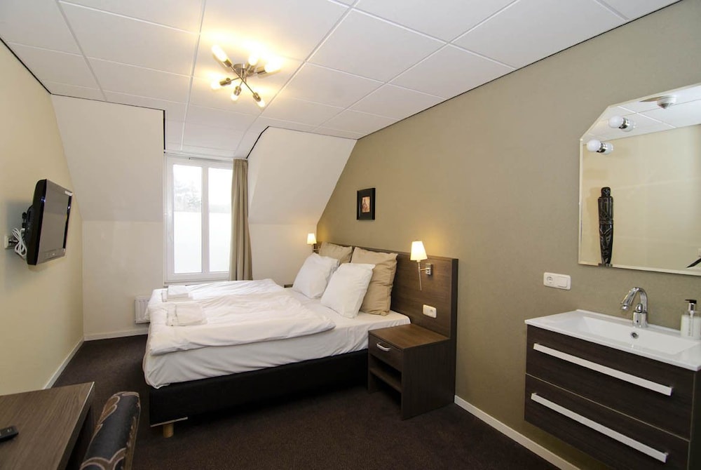 Economy Double Room Single Use, Shared Bathroom photo 2