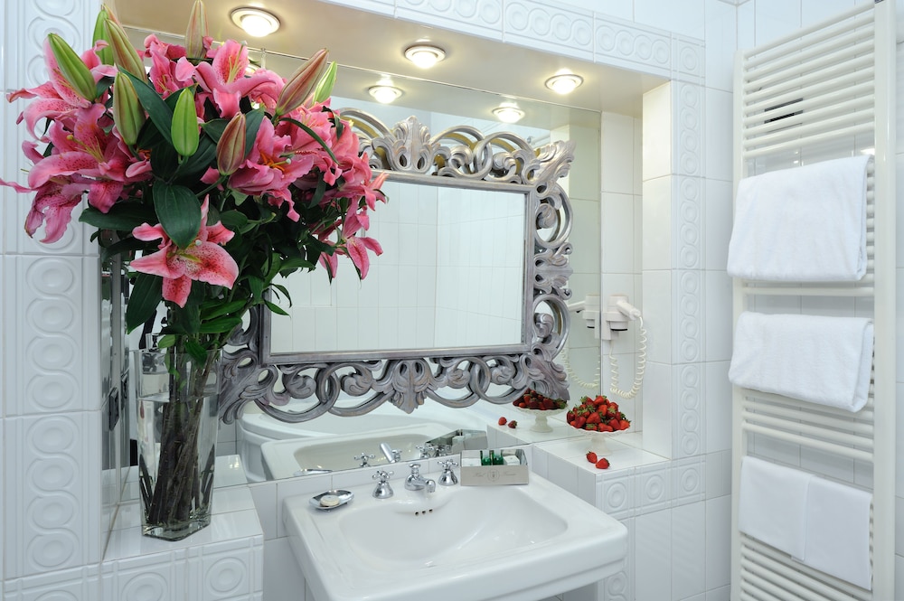 Double Room Single Use thumbnail 6