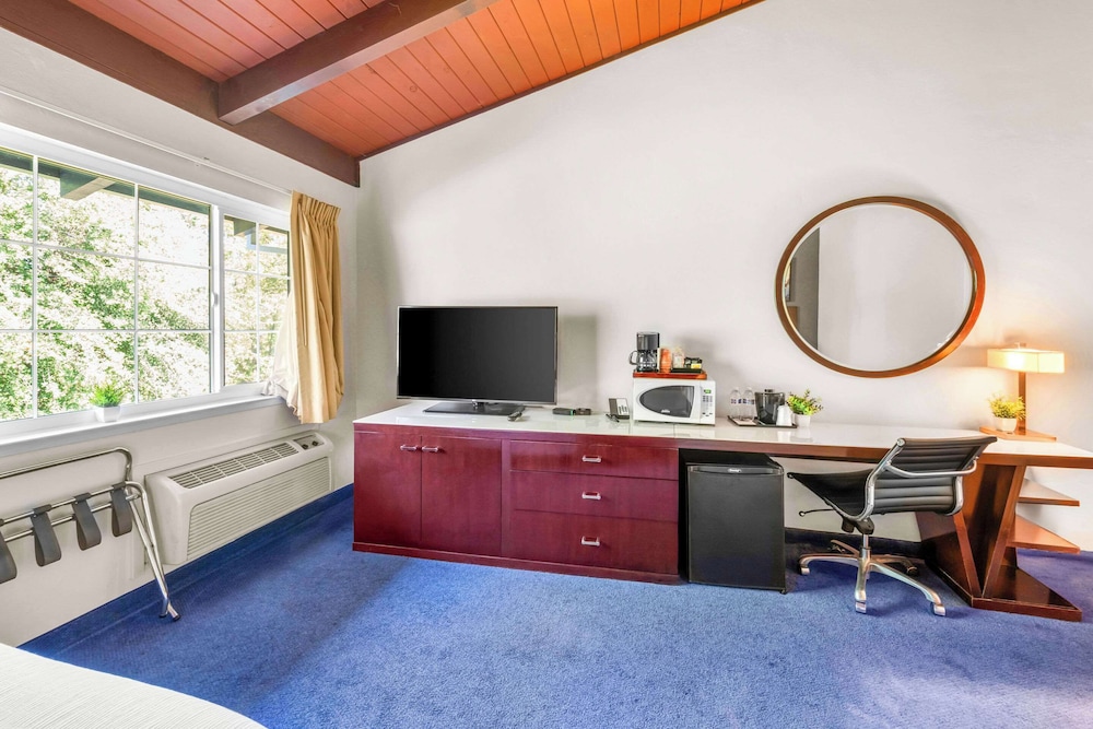 Standard Room, 2 Queen Beds, Non Smoking - Photo 4