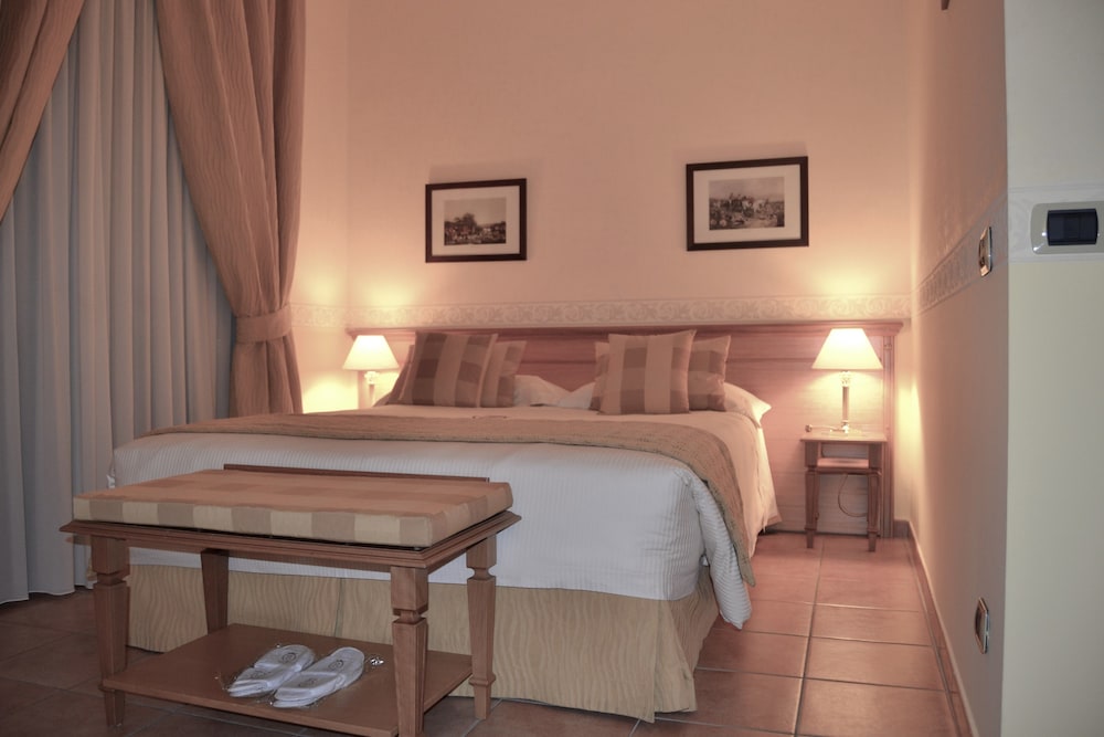 Deluxe Double or Twin Room - Photo 9