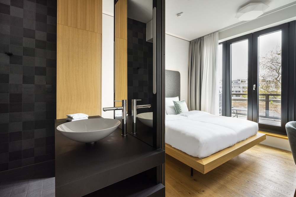 Medium Room with Balcony photo 2