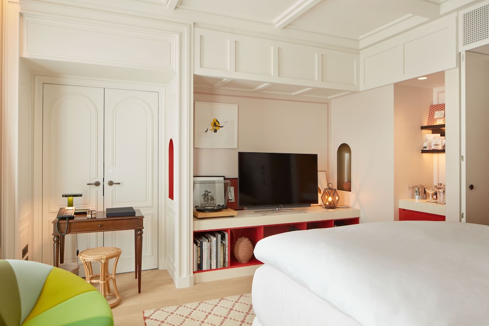Deluxe Room, 1 Queen Bed, Pool Access photo 1