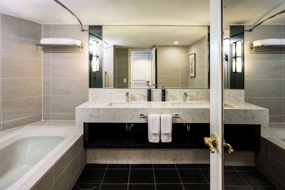 Premier Room, 1 King Bed, Ocean View - Photo 4