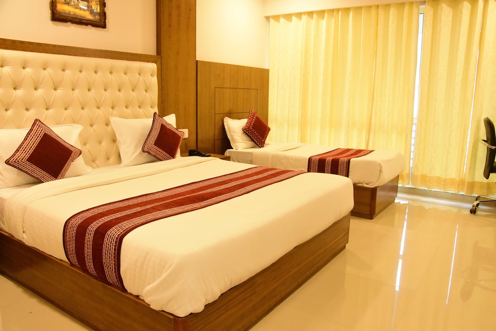 Royal Triple Room, 1 Bedroom (with Banganga / Helipad Drop) photo 2