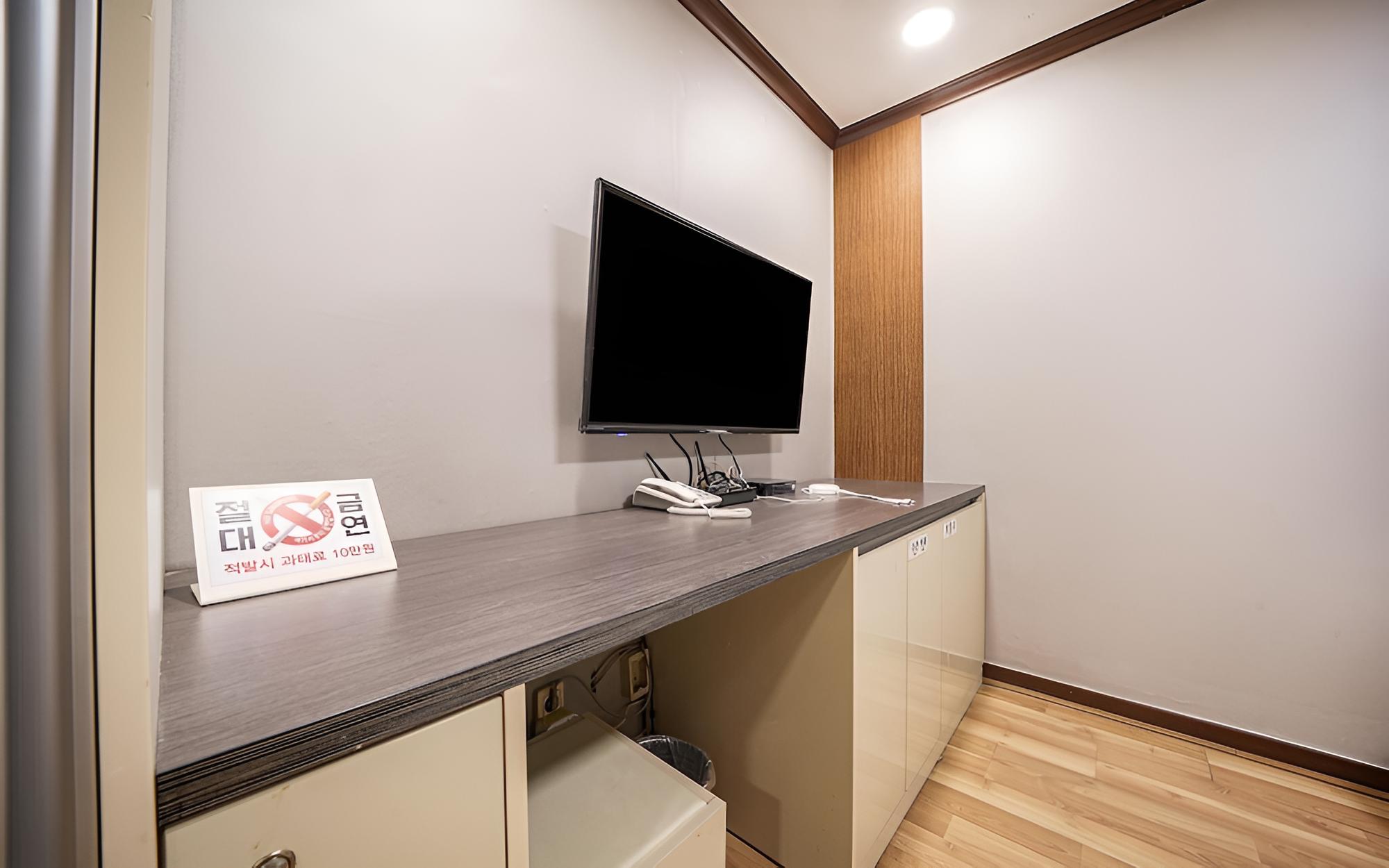 Room (Standard Room) - Photo 5