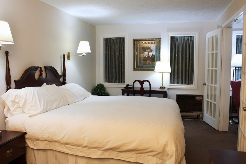 Deluxe Suite, 1 King Bed with Sofa bed