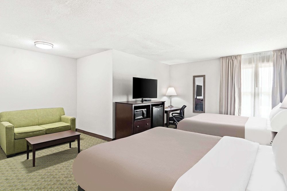 Suite, Multiple Beds, Non Smoking - Photo 1