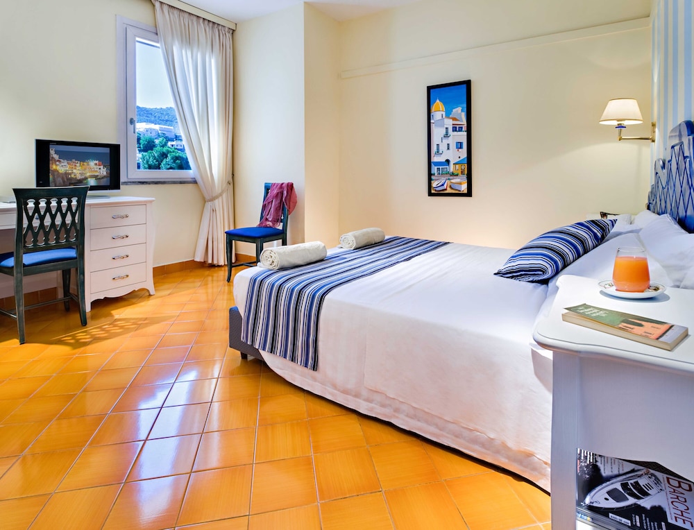 Classic Double or Twin Room, Sea View photo 2