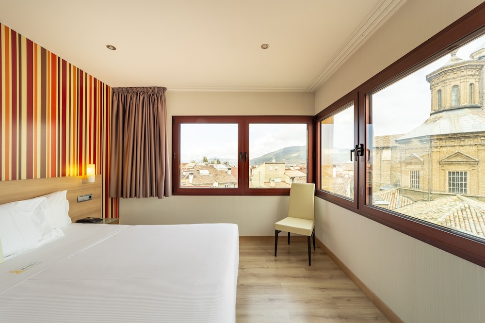 Suite - Photo 9