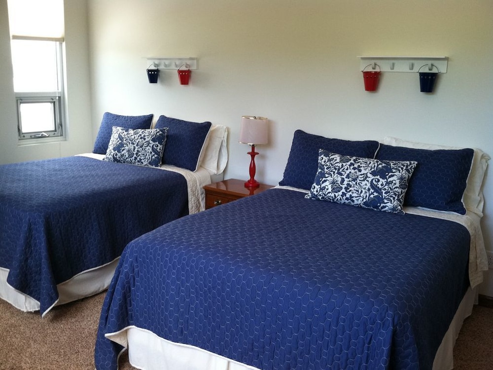 Apartment, Multiple Beds (Downtown Condo with LAKE & BAY VIEWS) photo 1
