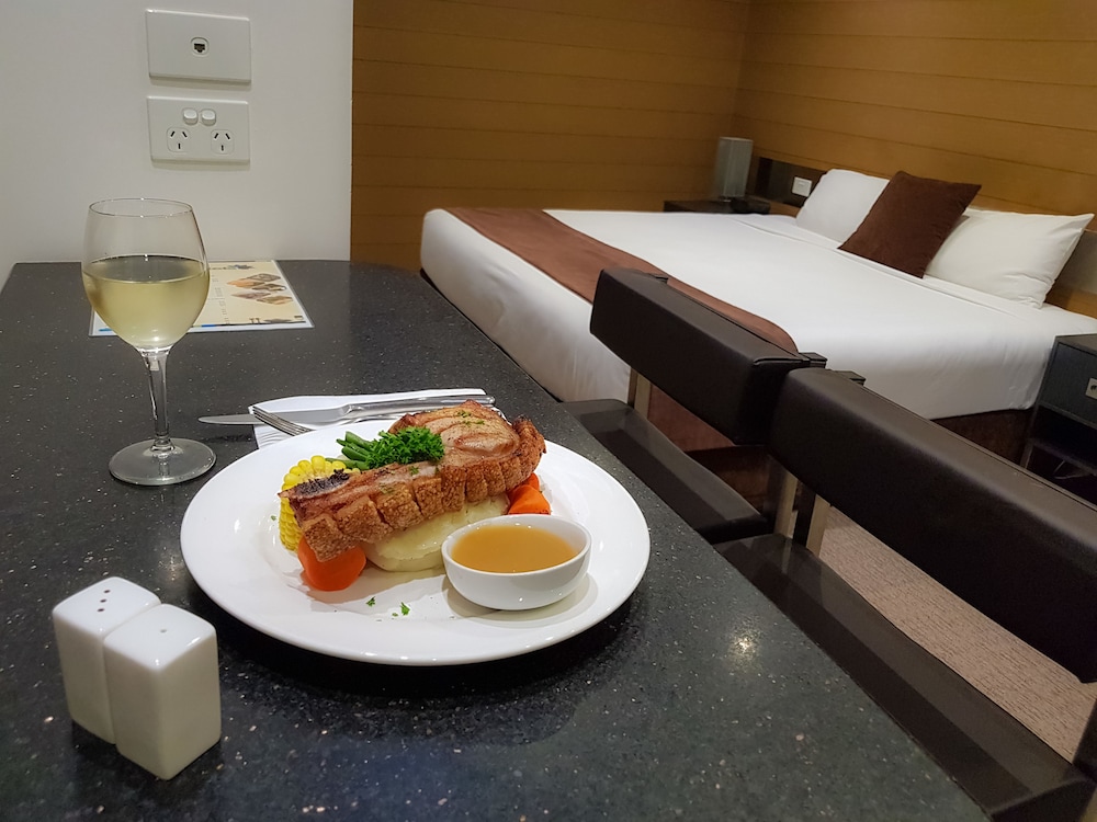 Deluxe King & Single Room (no Pets) photo 3