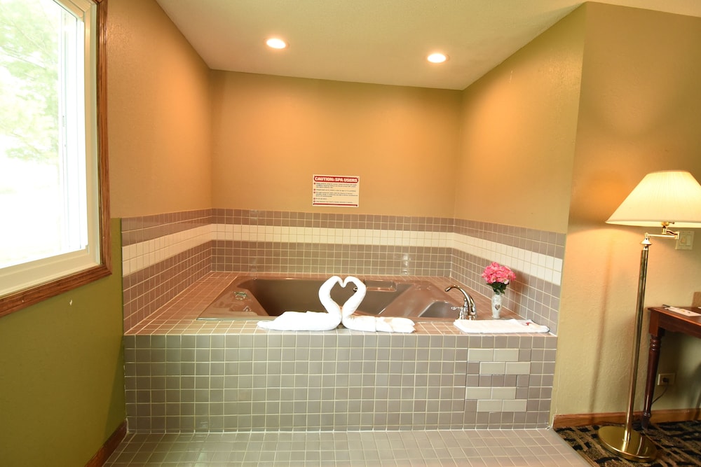 Deluxe Suite, 1 King Bed, Non Smoking, Jetted Tub - Photo 3
