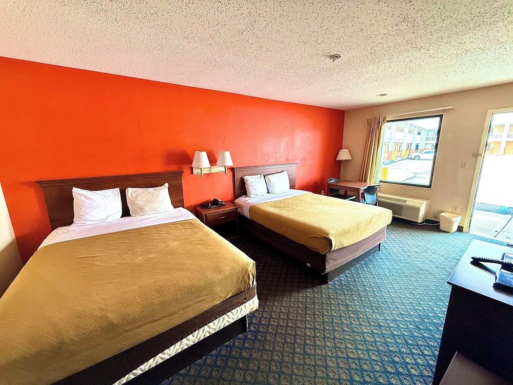 Room, 2 Queen Beds, Smoking - Photo 1