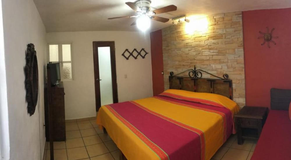 Deluxe Room, 1 King Bed, Private Bathroom photo 2
