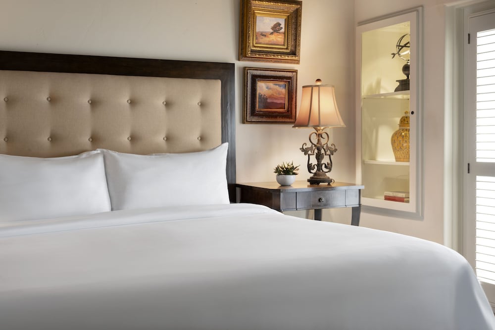 Deluxe Room, 1 King Bed (Deluxe Poolside Room - 1 King Bed)