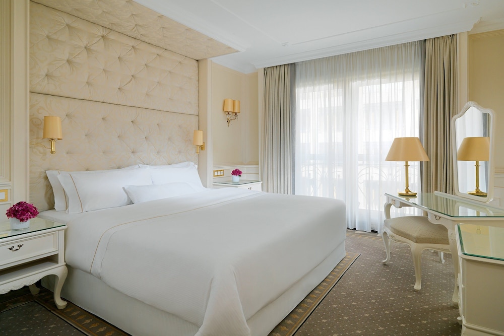 Signature Suite, 1 King Bed - Photo 7