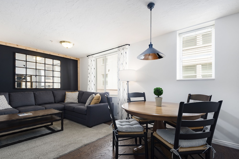 Deluxe Condo, 1 Bedroom photo 1