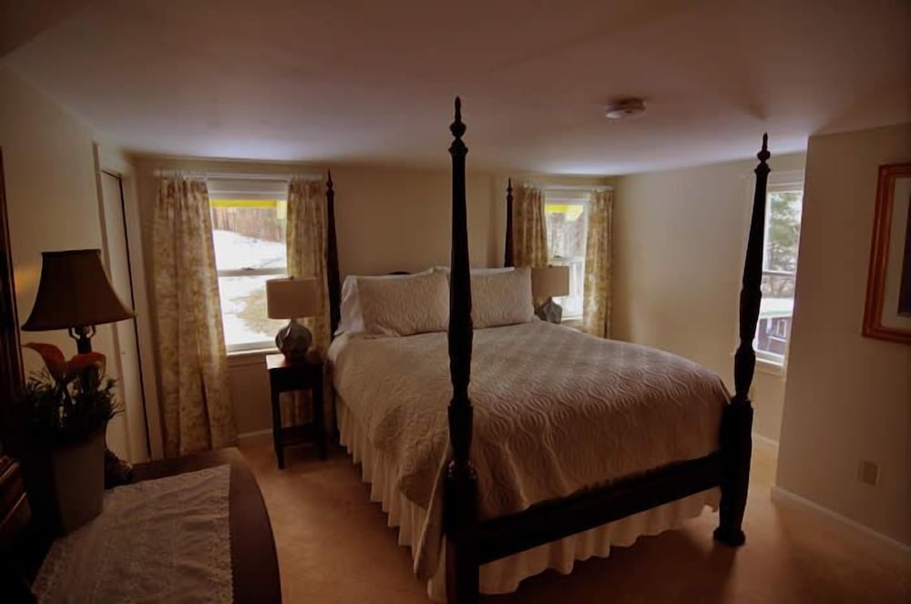 Carriage House Room 4 photo 1