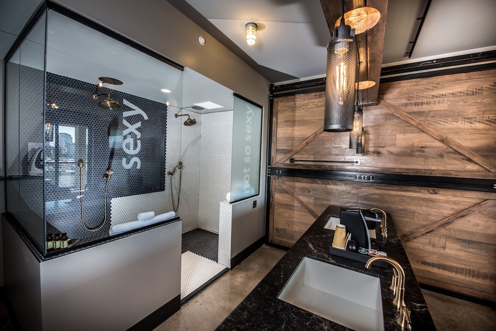 Suite, 1 Bedroom - Photo 3