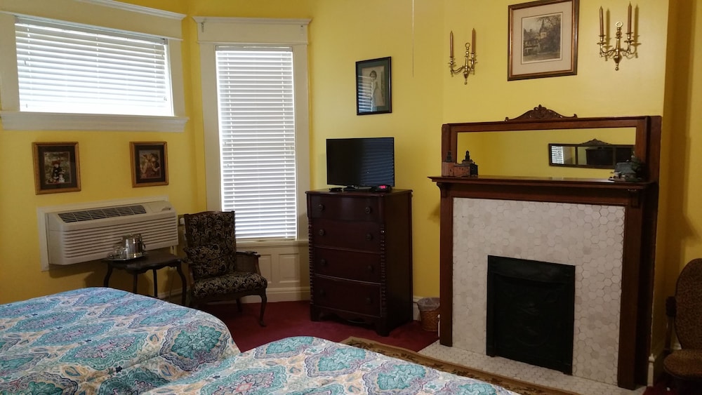 Room, 2 Double Beds, Private Bathroom photo 2