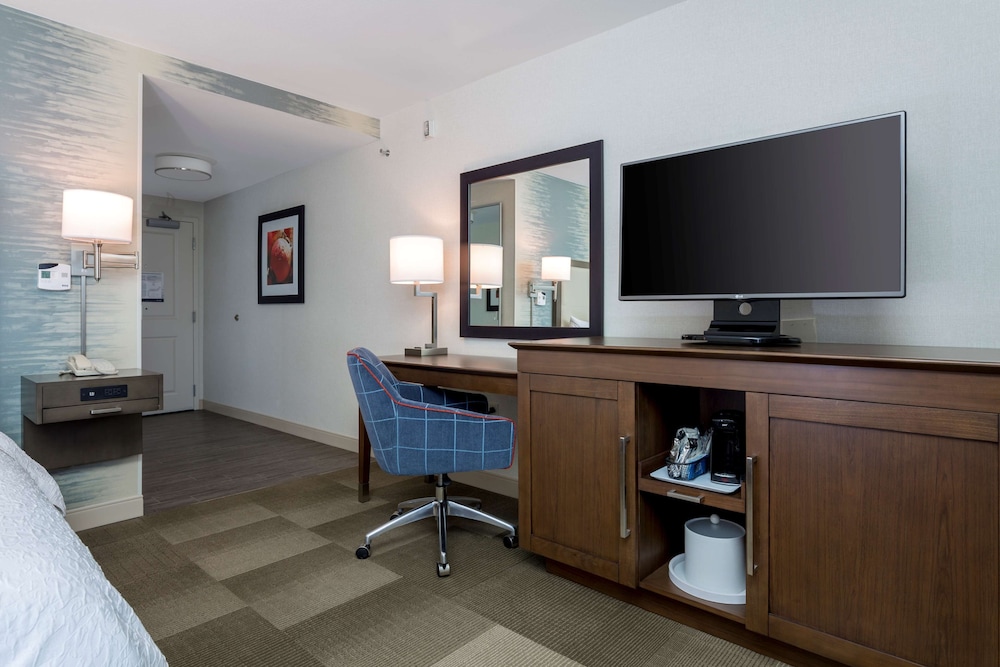 Room, 1 King Bed, Accessible, Bathtub - Photo 3