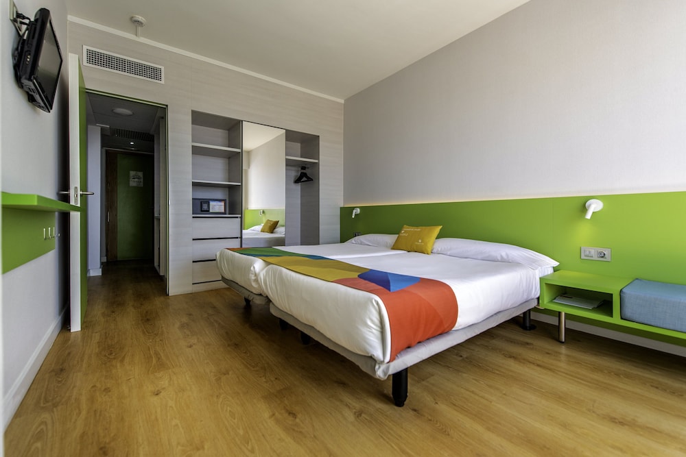 Superior Twin Room, Pool View thumbnail 6