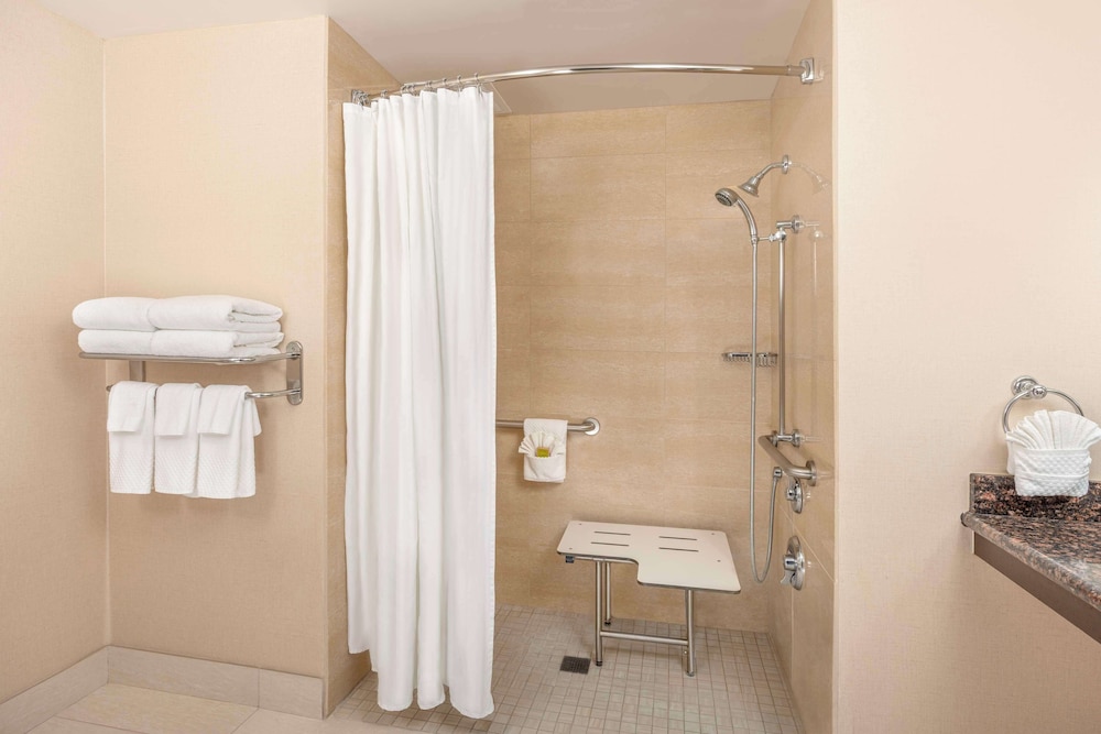 Basic Room, 2 Queen Beds, Accessible (Mobility & Hearing, Roll-in Shower) - Photo 4