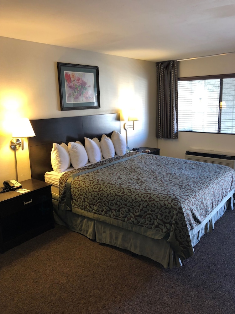 Standard Room, 1 King Bed - Photo 2