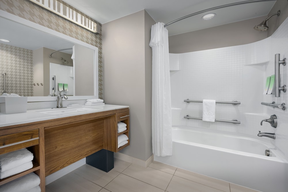 Suite, 1 King Bed, Accessible, Bathtub - Photo 6