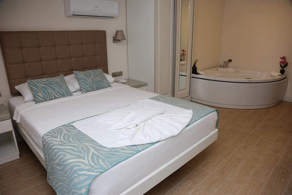 Double or Twin Room with Land View photo 2