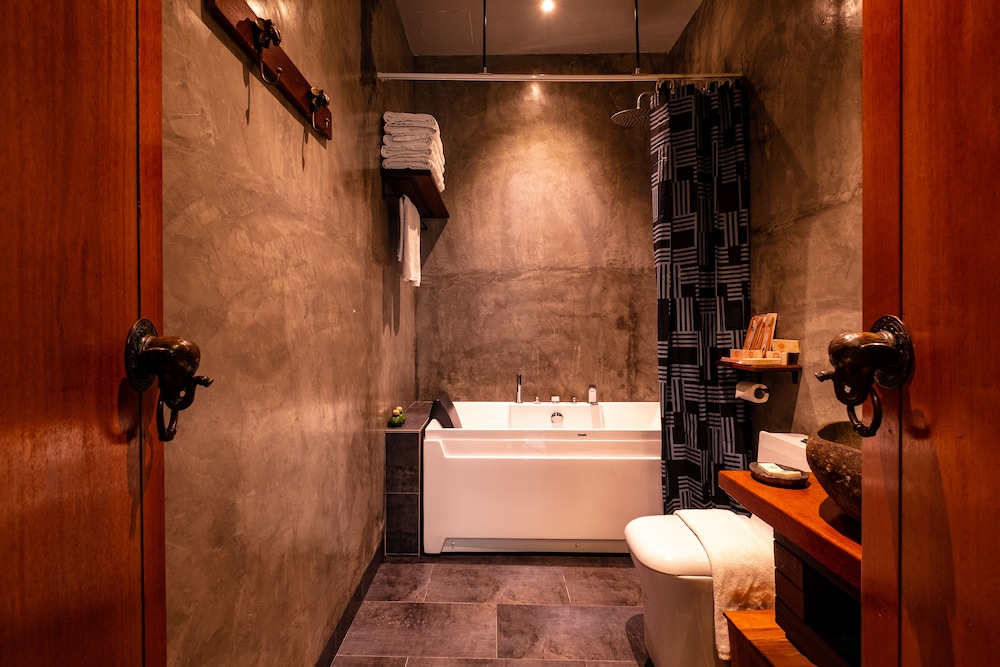 Family Suite, 1 Bedroom, Bathtub photo 2