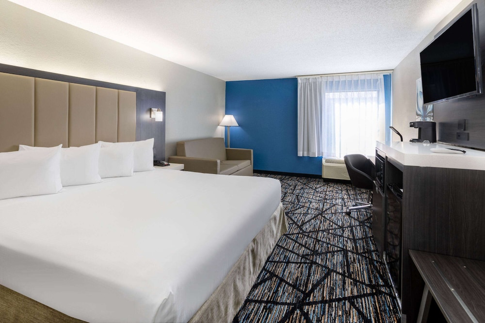 Room, 1 King Bed, Non Smoking - Photo 5