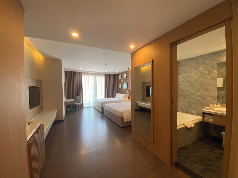 Family Room, Balcony, Partial Ocean View - Photo 6