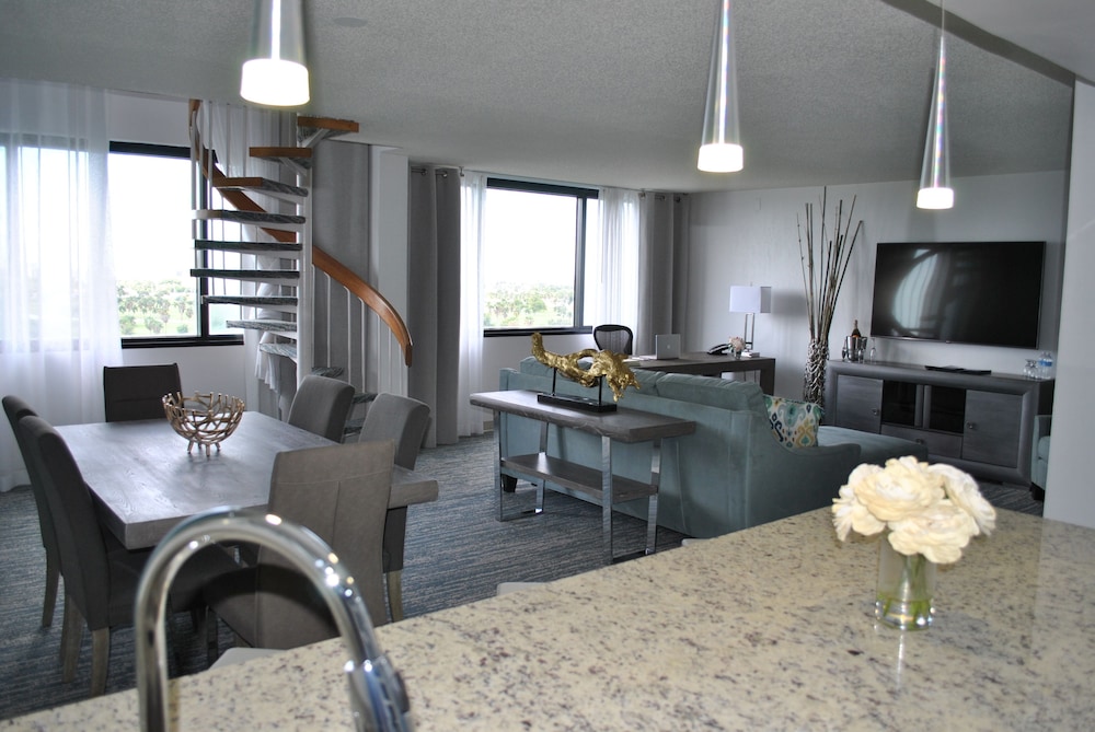 Club Suite, 1 Bedroom - Photo 11