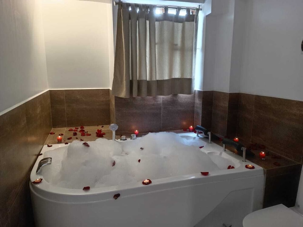 Suite Deluxe con Bañera de Hidromasaje photo 3