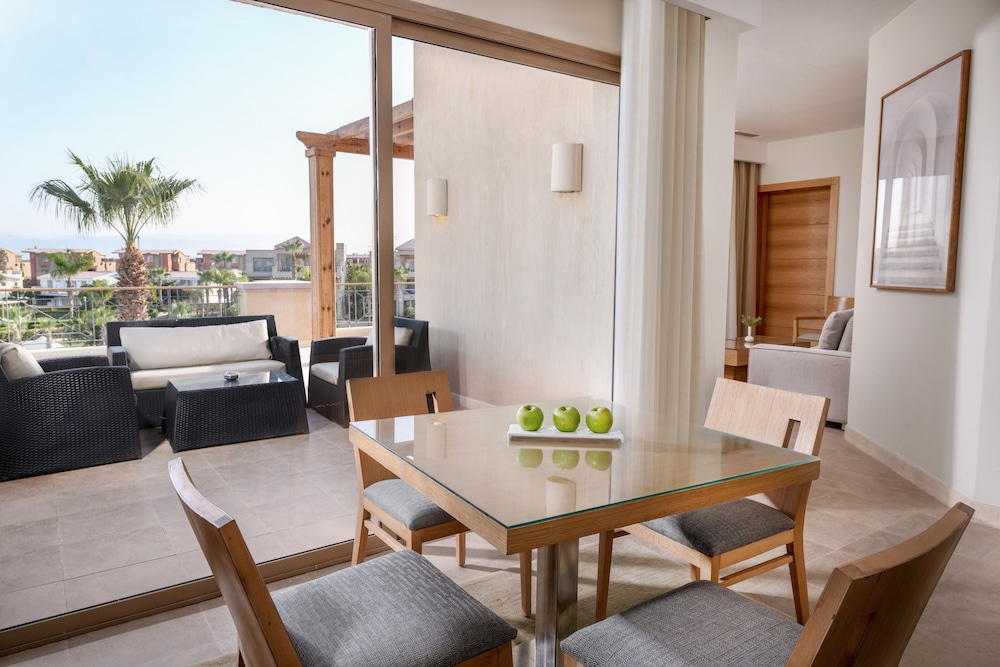 Executive Suite - Photo 5