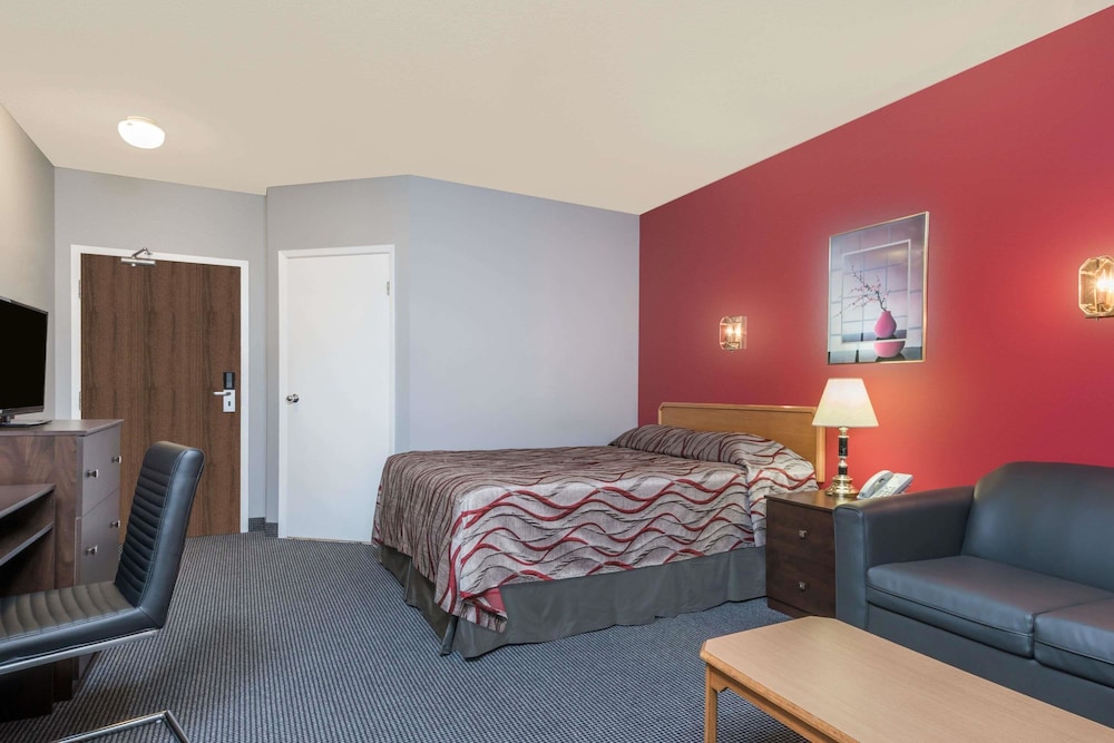 Standard Room, 1 Queen Bed - Photo 1