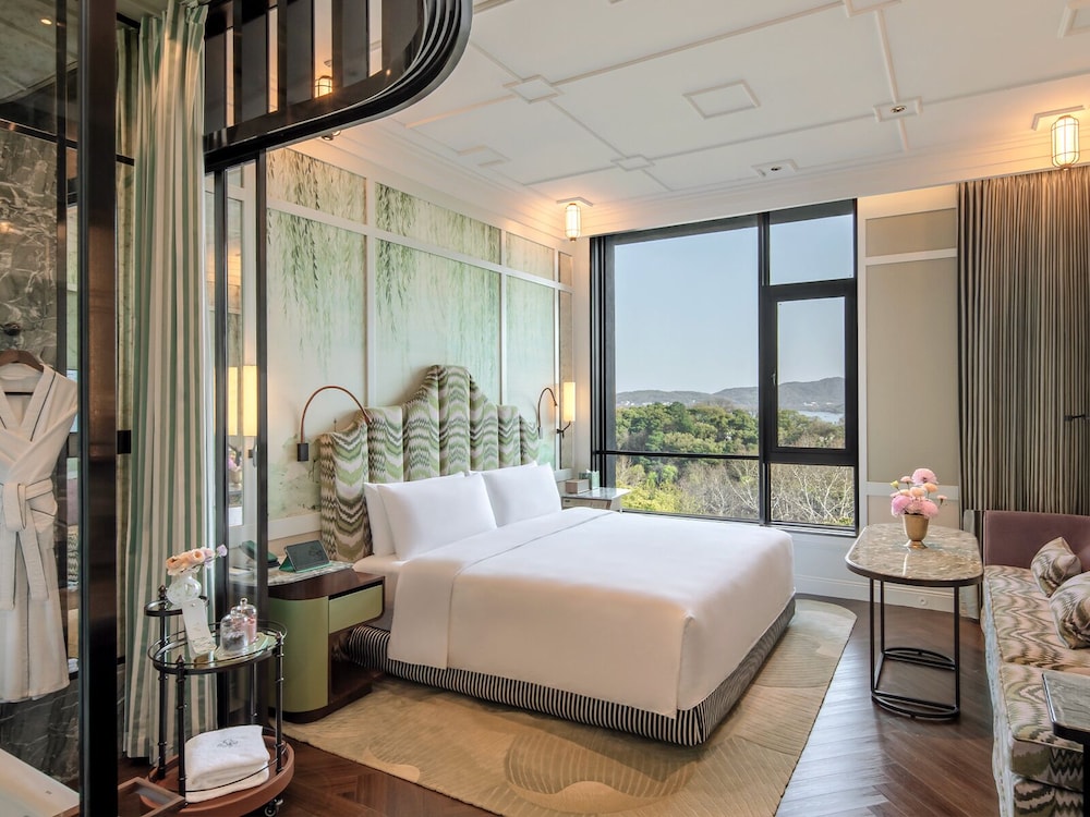 Room, Lake View