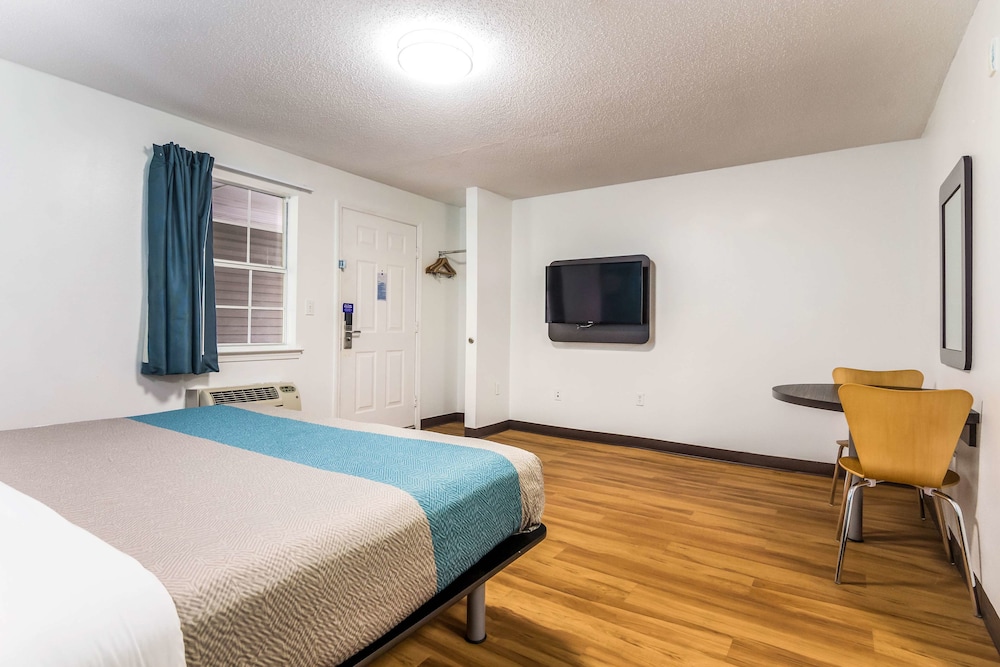 Standard Room, 1 King Bed, Non Smoking, Refrigerator & Microwave photo 2