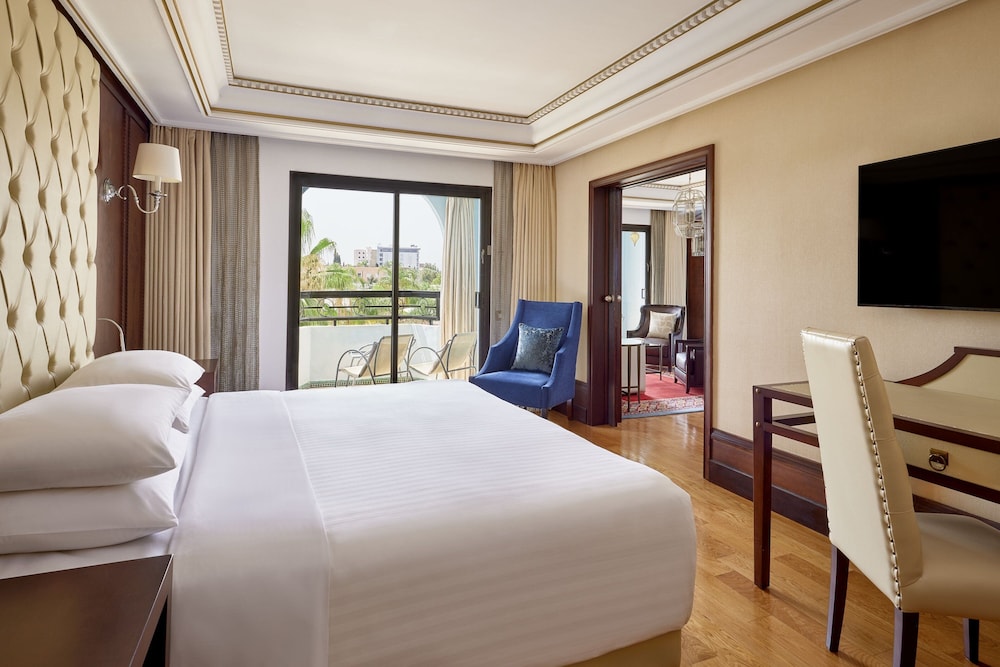 Executive Suite, 1 King Bed with Sofa bed, Balcony - Photo 4