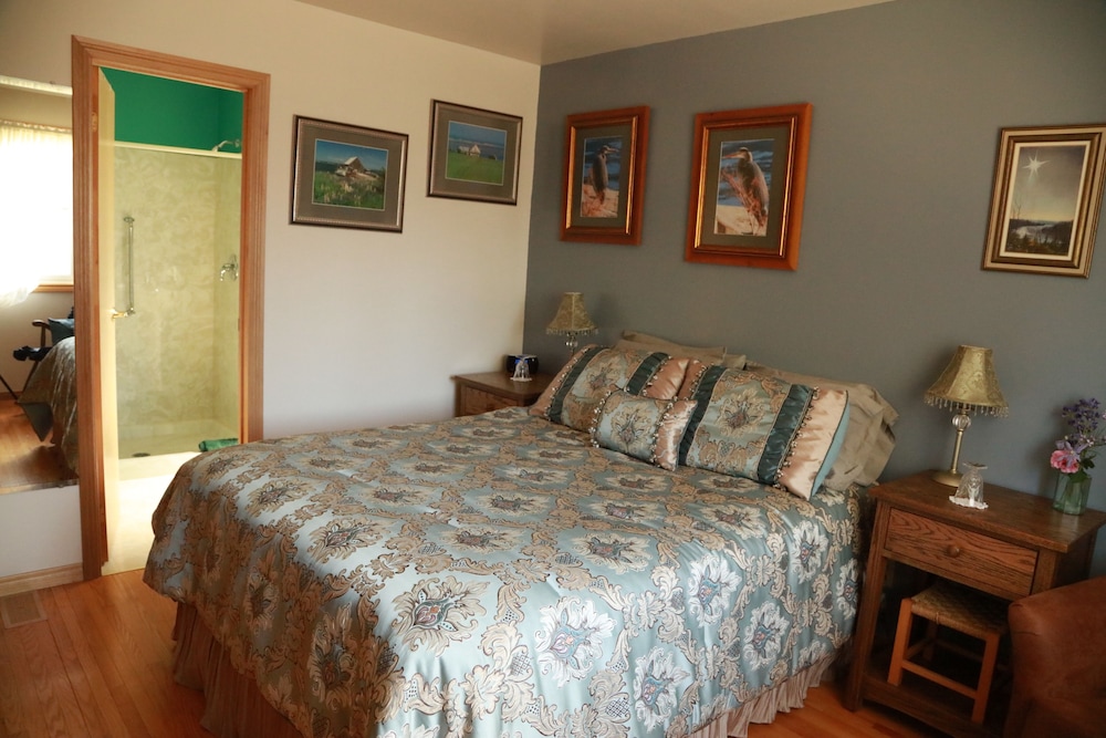 Superior Room, 1 Queen Bed, Ensuite, Garden View photo 3