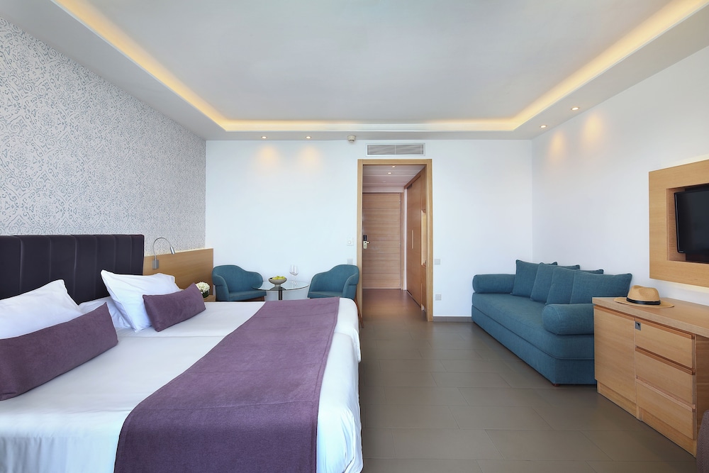 Family Room, City View