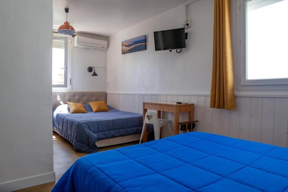 Standard Quadruple Room, City View photo 2