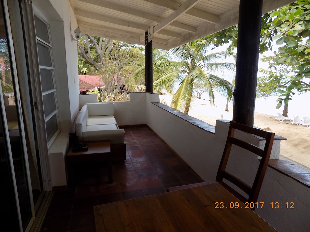 Junior Single Room, 1 King Bed, Non Smoking, Ocean View photo 3