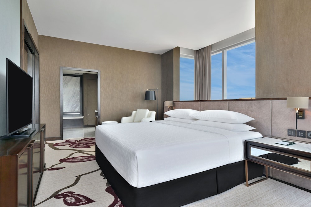 Executive Suite, 1 King Bed - Photo 3