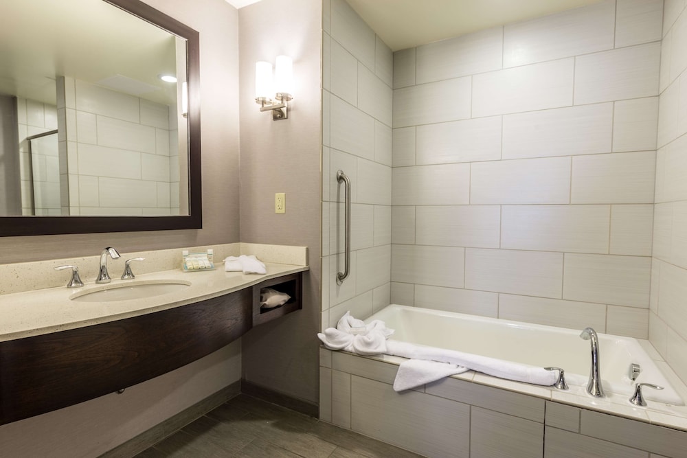 Room, 1 King Bed, Accessible, Bathtub (Mobility) - Photo 6