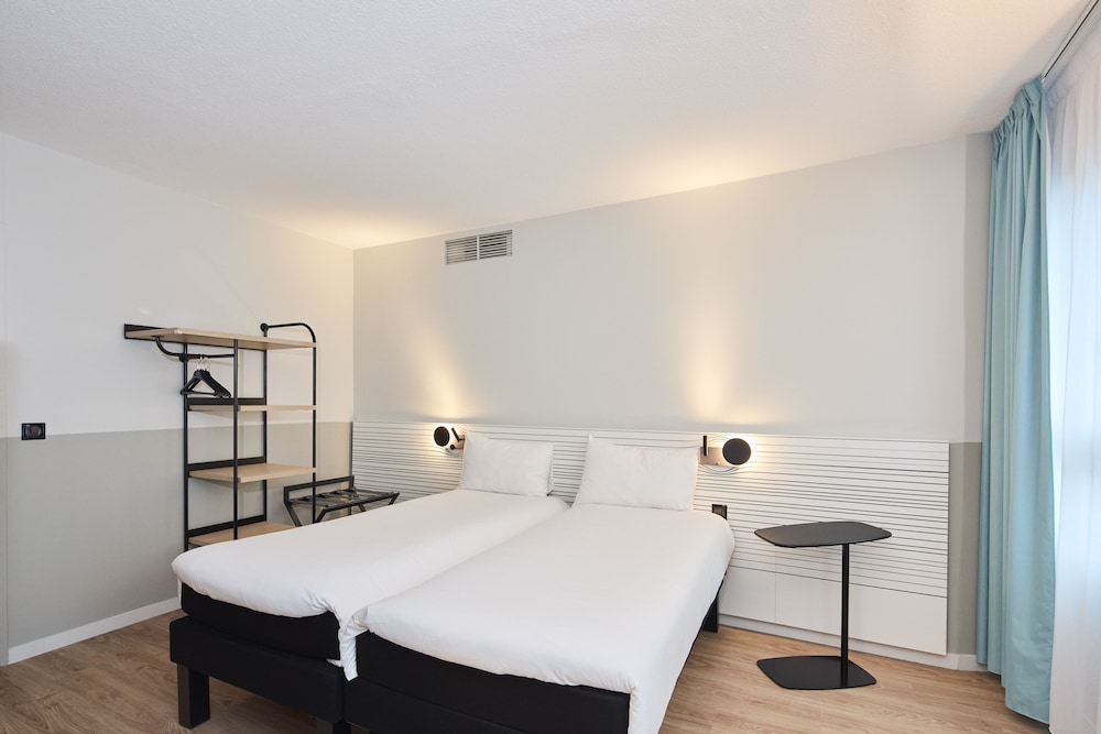 Standard Twin Room, 2 Twin Beds - Photo 4